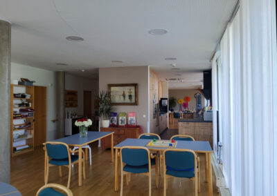 Blick in einen Speisesaal mit blauen Stühlen