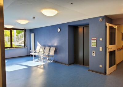 Blick in einen blau gestrichenen Flur