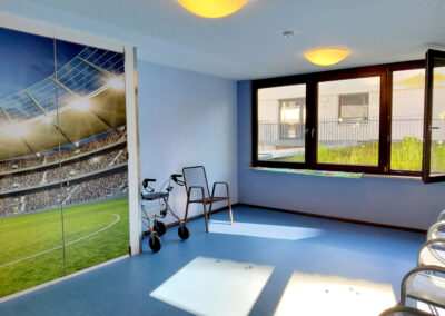 BLick in einen Raum mit großem Fußballbild